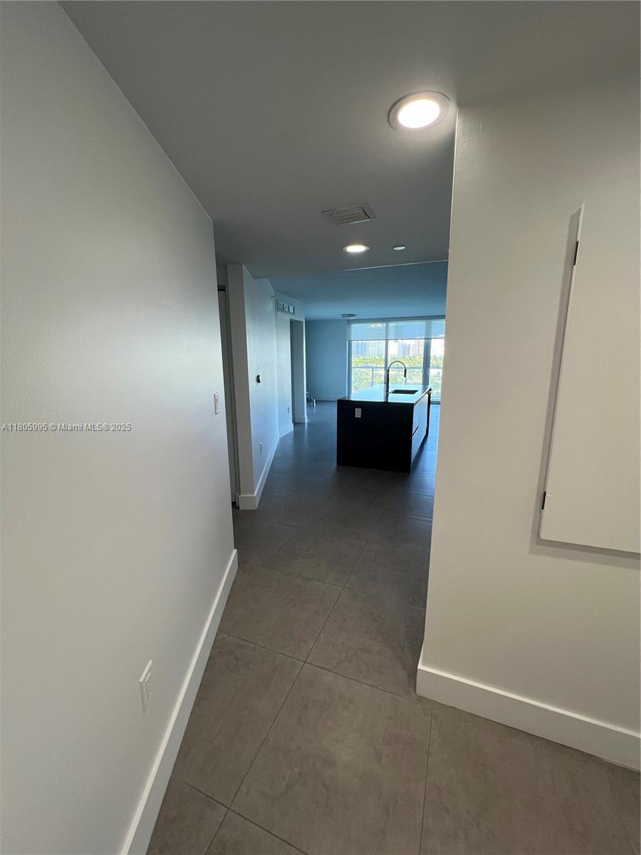 Building Photo - 9821 E Bay Harbor Dr