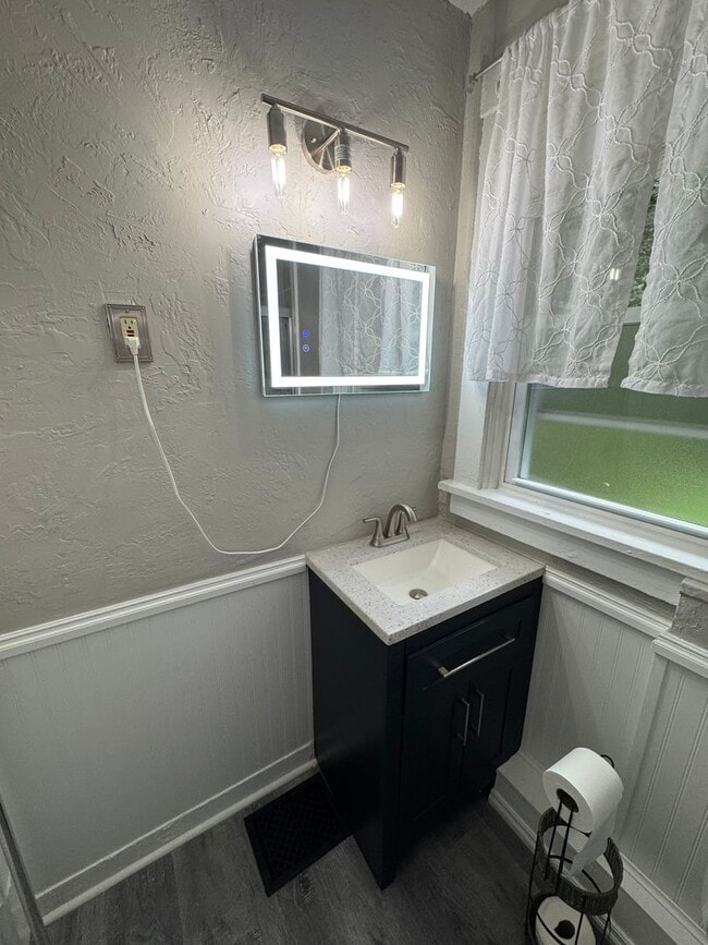 Building Photo - 3 Bedroom 1.5 Bath in Dormont!