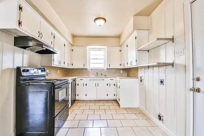 Building Photo - Come check out this great 3 bedroom 2 bathroom house located near Texas Tech!