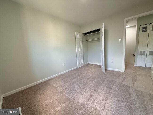 Building Photo - 47 King Henry Cir