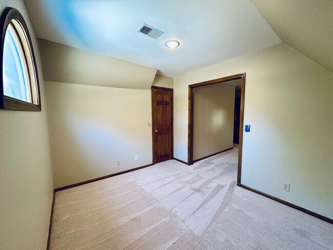 Building Photo - {13040} Spacious Cherry Creek Home + First...