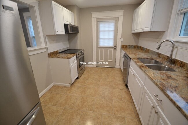 Building Photo - Beautifully refinished 3 bed 2 bath home in Evanston