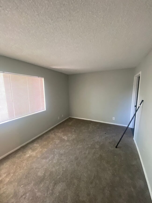 Building Photo - Renovated 3 bed, 2.5 bath Townhome in Aurora