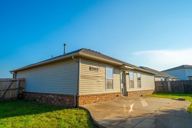 Building Photo - Lovely Broken Arrow Home! 3/2 with a great...