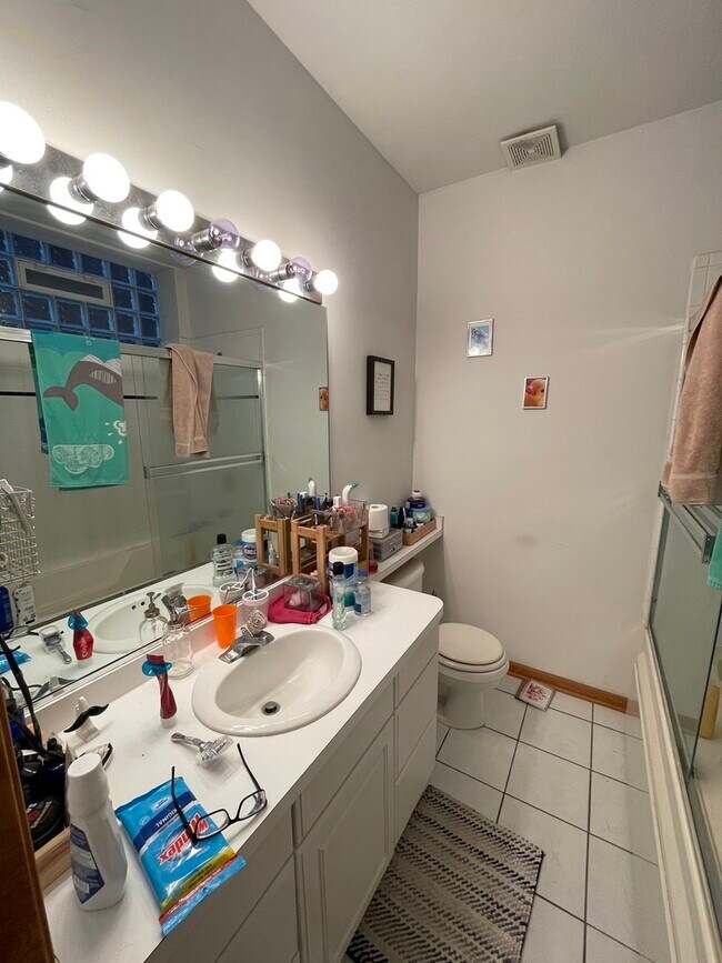 Building Photo - 4233 N Kenmore Ave