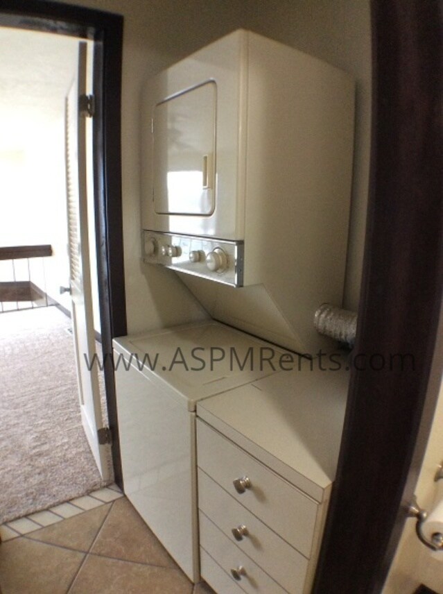 Building Photo - 1 bed, 1 bath, pool