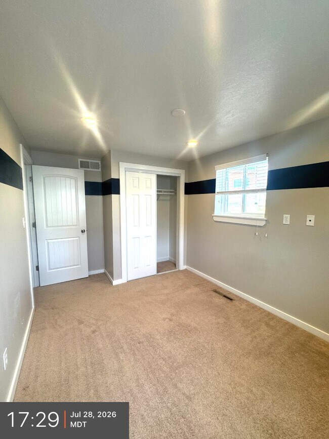Building Photo - 555 E 170 S