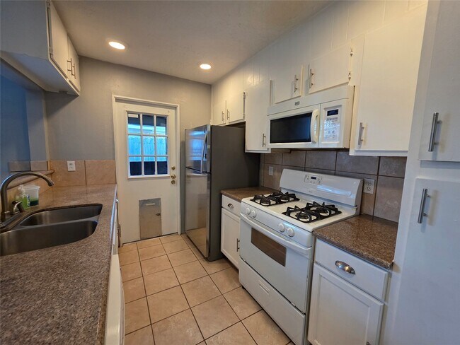 Building Photo - 1015 Western Hills Dr