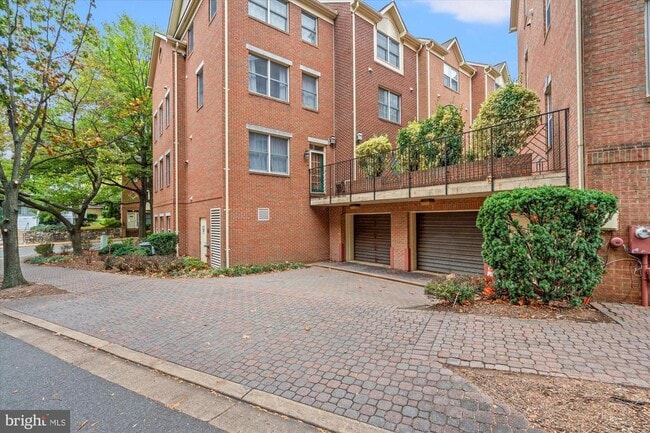 Building Photo - 2622 Clarendon Blvd