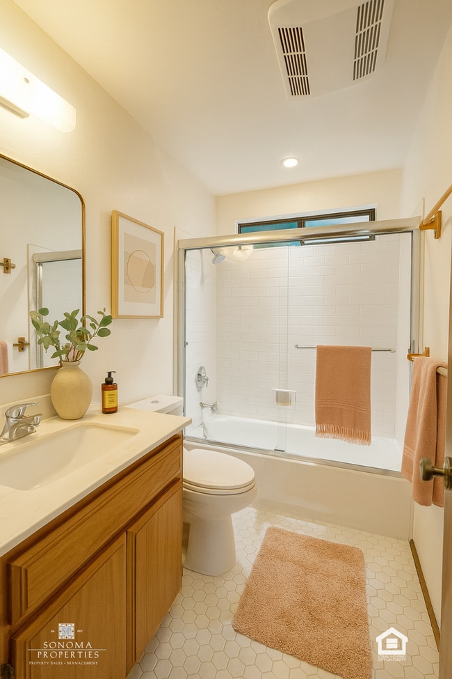 Building Photo - Spacious One Bedroom Lower Level Duplex