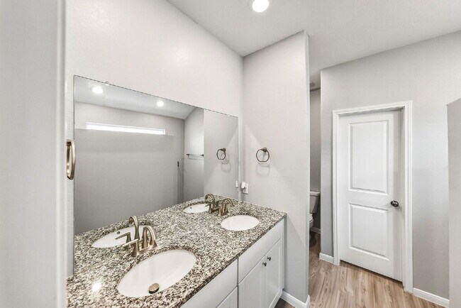 Building Photo - NO CARPET! Up to 1 Month Free Rent with 18-24 Month Lease! No Security Deposit Programs Available.