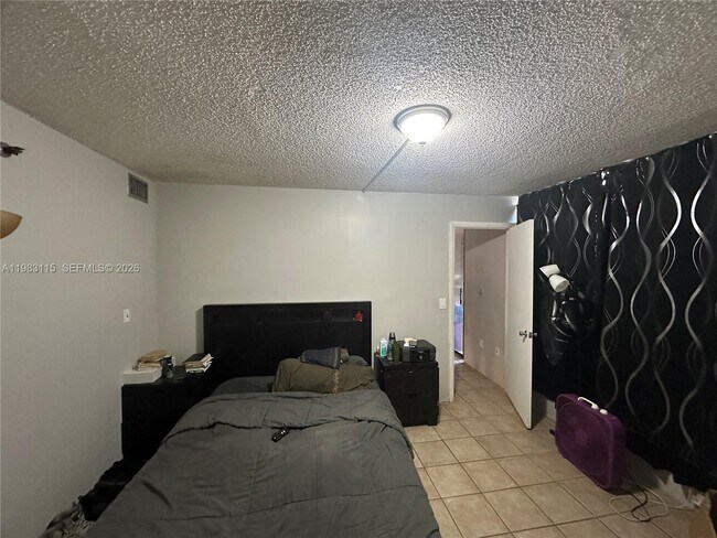 Building Photo - 1100 St Charles Pl