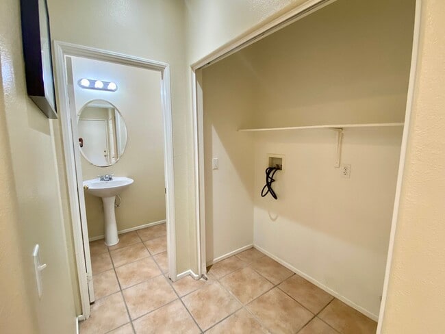 Building Photo - Extremely spacious four bedroom With Oxnard home