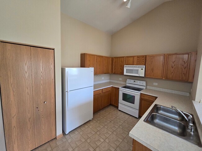 Building Photo - 1531 Silverstone Dr