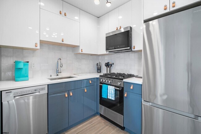 Building Photo - 21 N Albany Ave