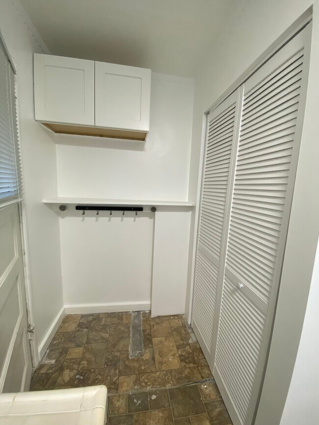 Washer/Coat Check - 815 19th St