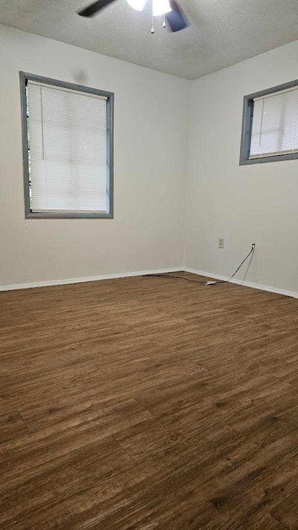 Building Photo - Nice Home with Fenced Yard