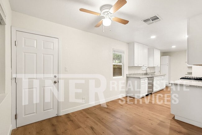 Building Photo - 7520 Schreiner St