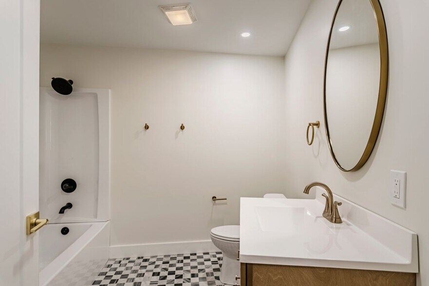 Building Photo - 110 Hotel St