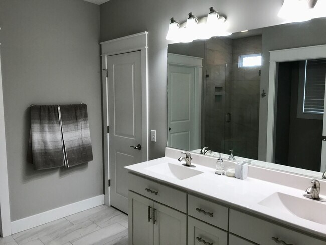 Master Bathroom - 1708 W Ezekiel Dr