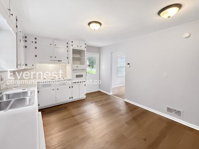 Building Photo - 3 Bed/1 Bath Home with Off-Street Parking / Pet-Friendly / Vouchers Accepted / Coming Soon!