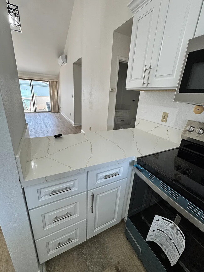 Building Photo - "Charming 1-Bedroom Retreat in Naperville - Perfect for Comfortable Living!"