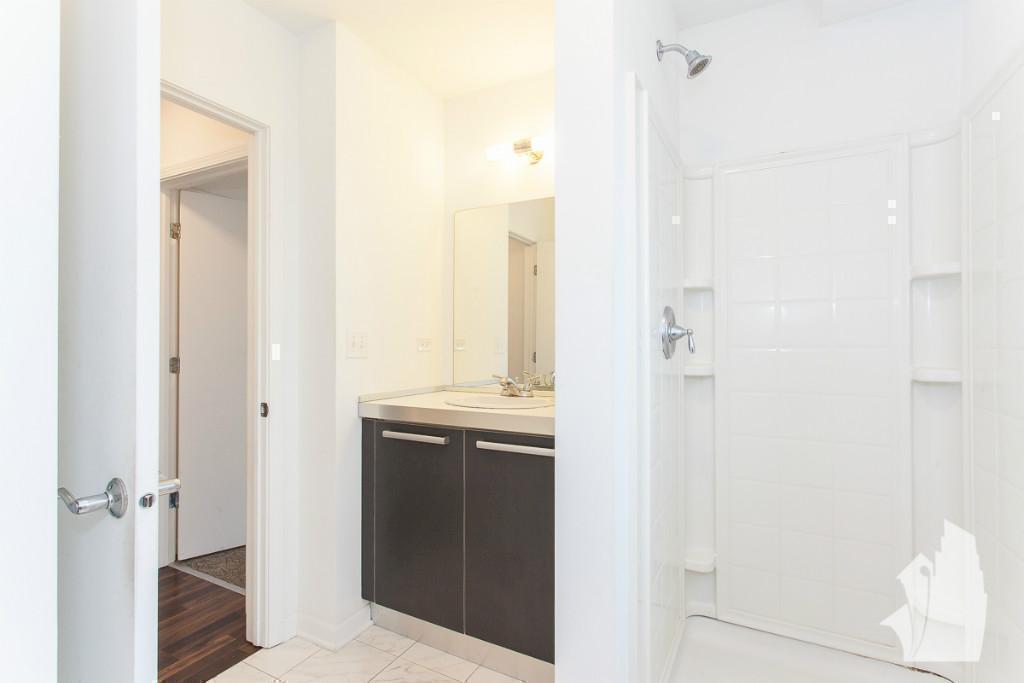 Building Photo - 1540 W Glenlake Ave