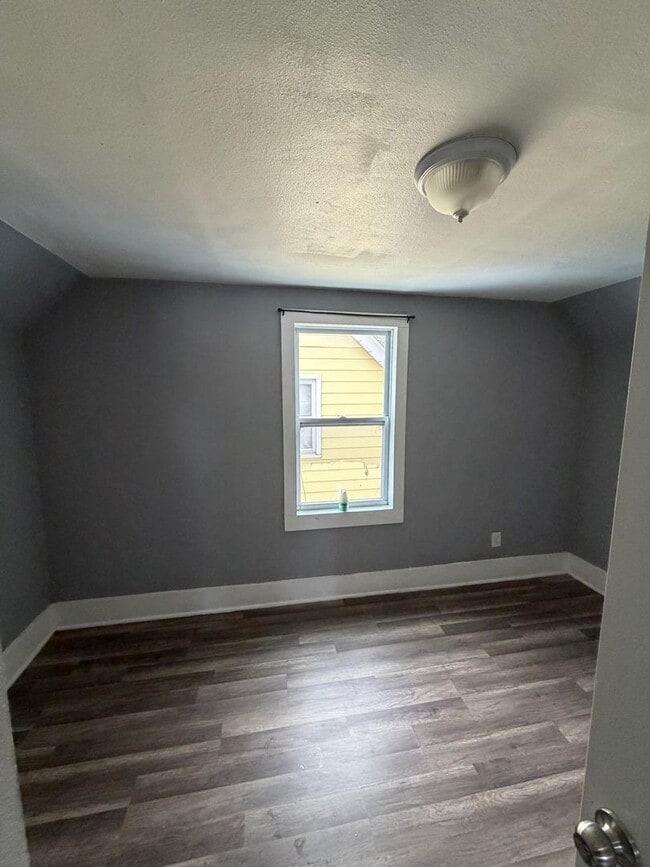 Building Photo - 3 bedroom Home Lower credit scores accepted with proof of income!!