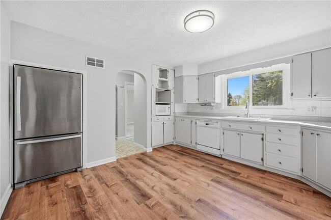 Building Photo - 1060 S Hermitage Rd