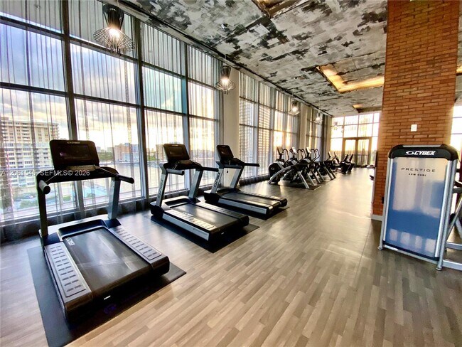 Building Photo - 4010 S Ocean Dr