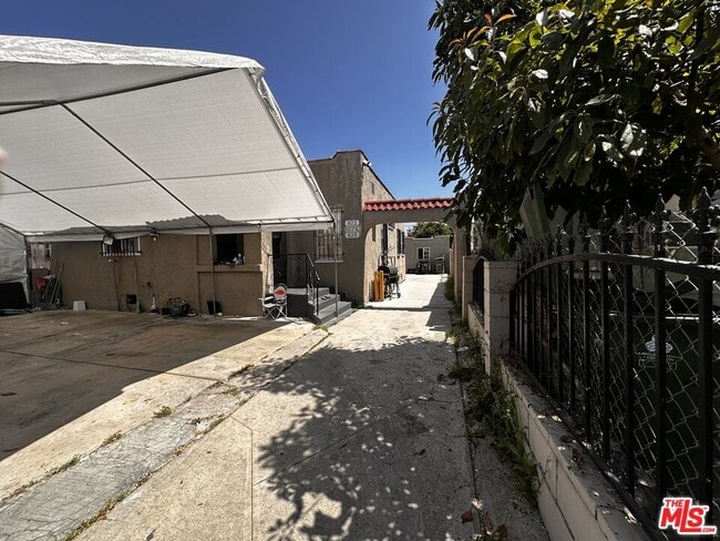 Building Photo - 820 E 84th Pl