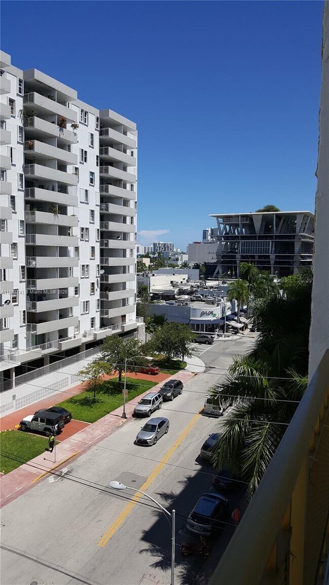 Building Photo - 1340 Lincoln Rd