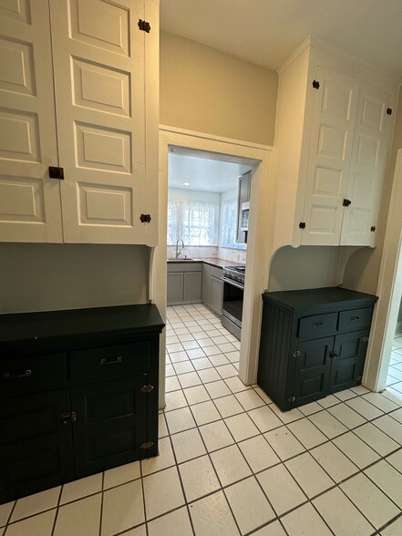 Building Photo - 2433 Woodmere Dr
