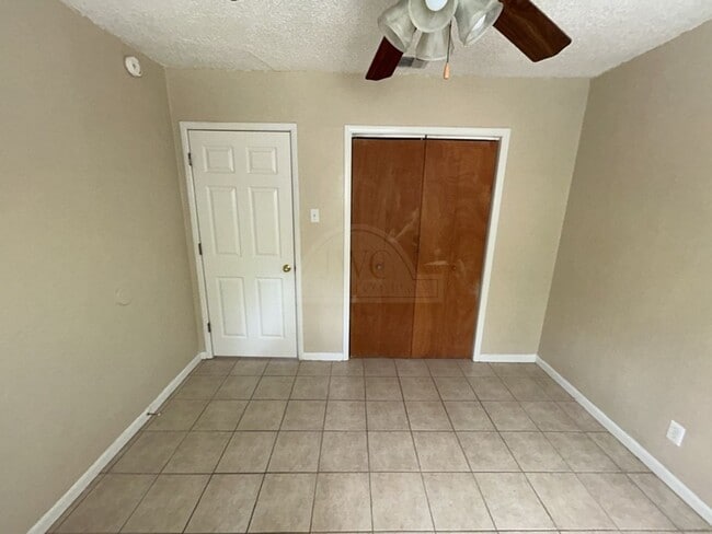 Building Photo - 908 Sutton Dr