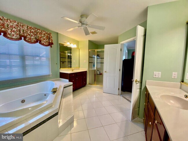 Building Photo - 513 Doral Cir