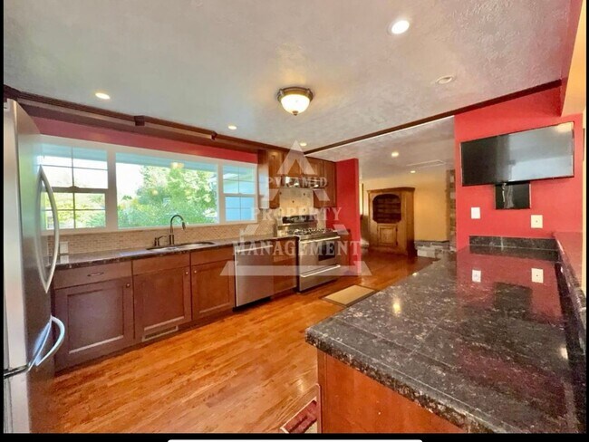 Building Photo - Beautiful Millcreek Home!