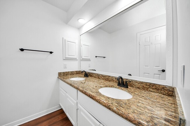 Building Photo - 15919 Lake Lodge Dr