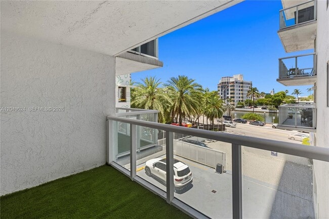 Building Photo - 2457 Collins Ave
