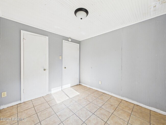 Building Photo - 704 13th St