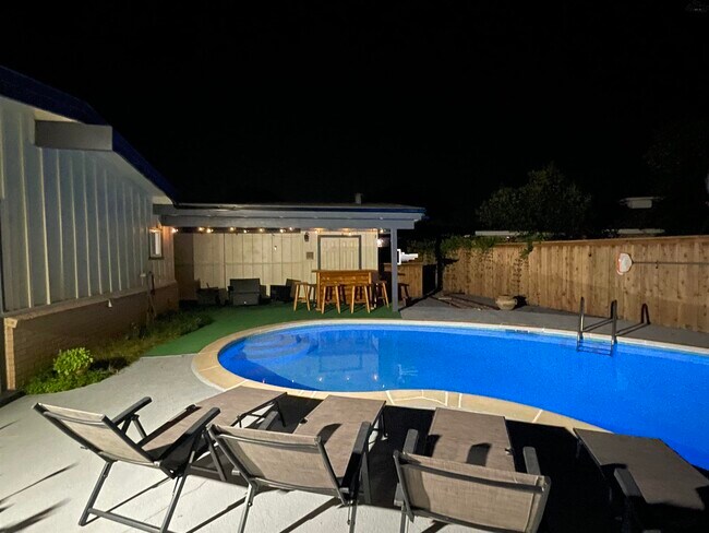 Building Photo - 4 Rockcliff Cir