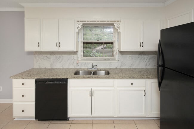 Building Photo - 2624 Excalibur Dr SE