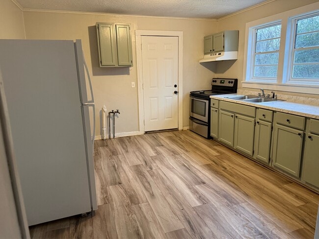 Building Photo - 135 W 10th St