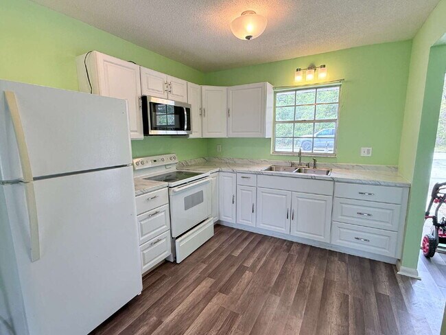 Building Photo - 2-Bedroom and 2Bathroom Fenced Half Duplex