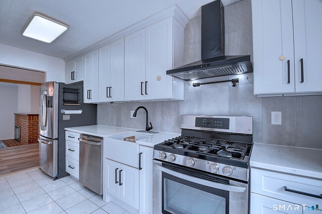 Building Photo - 32 Farmington Chase Crescent