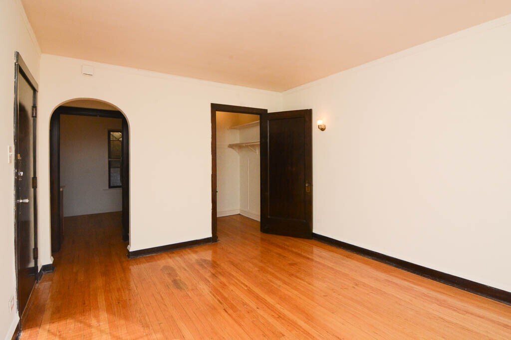 Building Photo - 2122 W Ainslie St