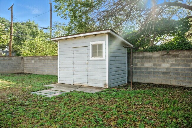 Building Photo - Cozy 2-Bedroom Home with Detached Garage Available for Summer 2026 Pre-Lease