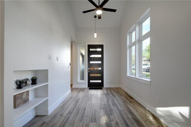 Building Photo - East Austin 2 Bed 2 Bath