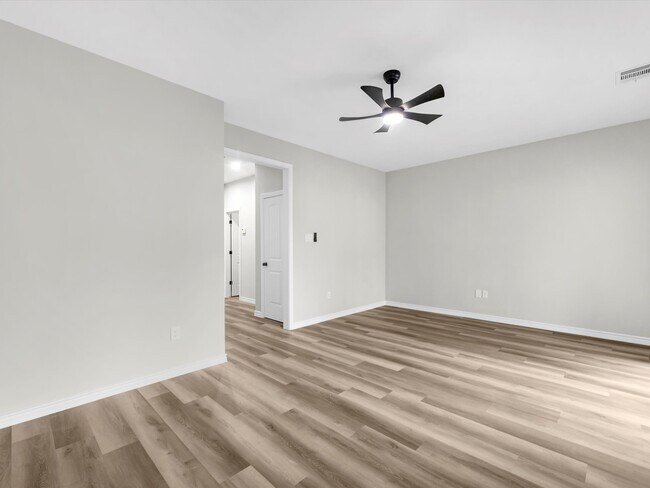 Building Photo - 1319 W Bell St