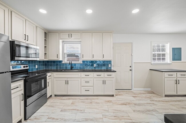 Building Photo - Stylish 2 Bedroom Home with Gorgeous Upgra...