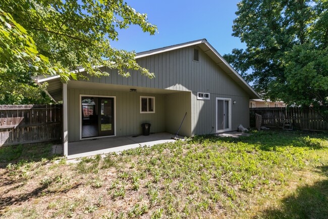 Building Photo - 725 Aspen St